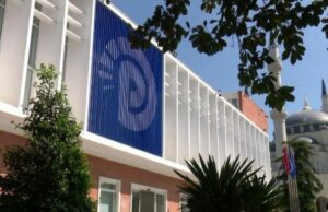 Il Ritratto di Una Leadership in Fermo Sospeso: La Crisi del Centro-Destra Albanese
