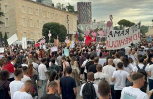La protesta a Zvërnec: una sfida tra partecipazione popolare e crisi politica