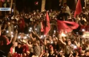 La Rivolta delle Strade: La Passeggiata dei Cittadini di Tirana nel Cuore della Protesta