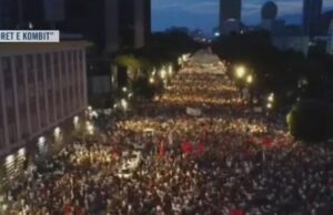 Lo Sguardo Vigilante dal Cielo: La Tecnologica Serenità delle Proteste