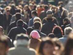 L’eterno gioco del ringiovanimento e della senilità: un’Italia tra numeri e sarcasmo