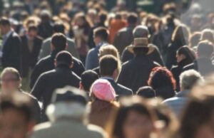 L’eterno gioco del ringiovanimento e della senilità: un’Italia tra numeri e sarcasmo