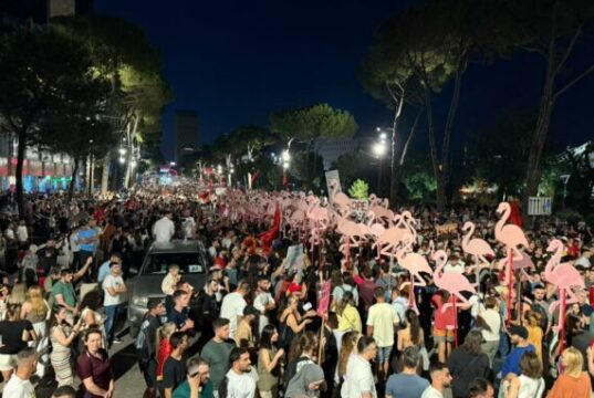 Analisi critica delle manifestazioni e delle azioni della polizia in Albania